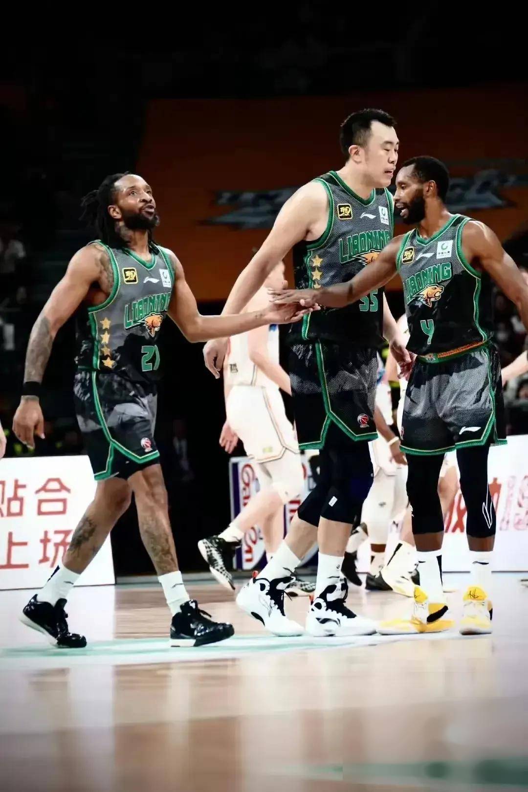 山东男篮力克劲敌，登上榜首宝座